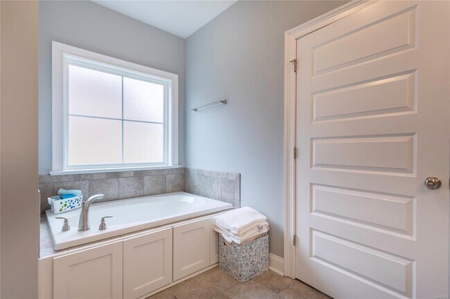 Building Photo - 357 Sydney Dr S