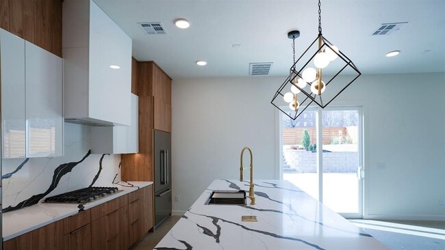 Building Photo - 605 N Idaho Ave