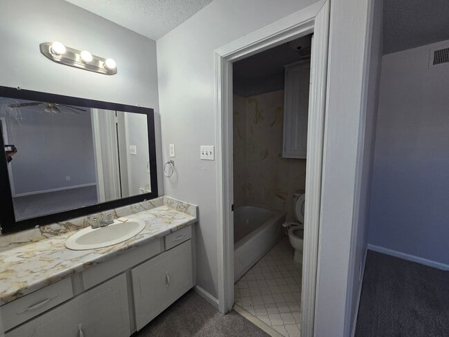 Building Photo - Beautiful Townhome Ready for Immediate Move In