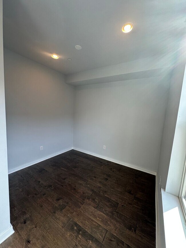 Building Photo - Beautifully Renovated 4 Bed/ 3.5 Bath With Rooftop!