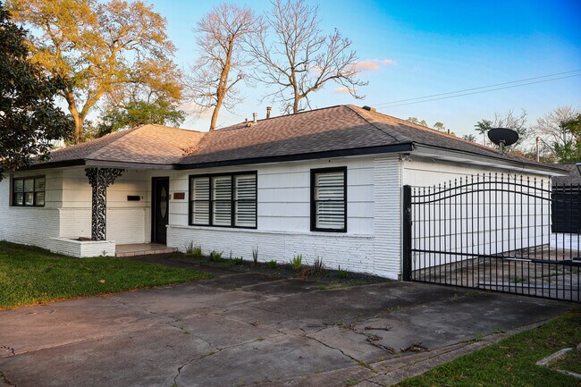 Building Photo - 9613 Westview Dr