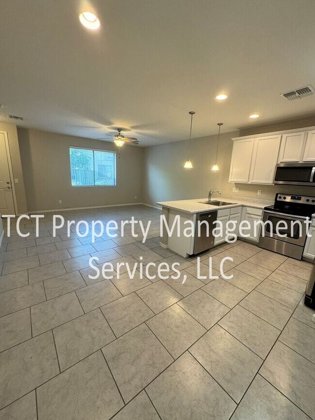 Building Photo - Updated and Low-Maintenance Townhome in Mesa!