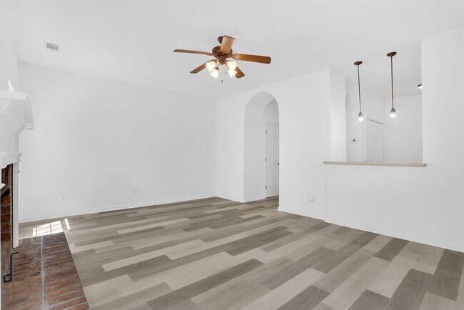 Building Photo - 3 bedroom 2.5 bath townhome in Carriage Sq...