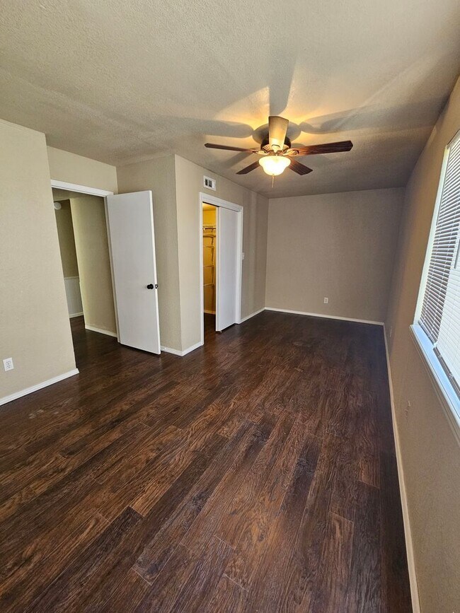 Building Photo - (2) Bed/2.5 (Bath)Townhome! Pool Access!