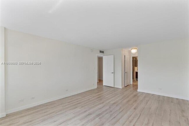 Building Photo - 10101 E Bay Harbor Dr