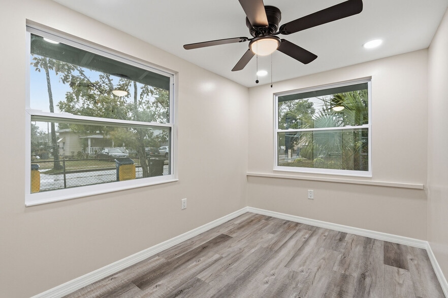 Building Photo - 903 Vine Ave