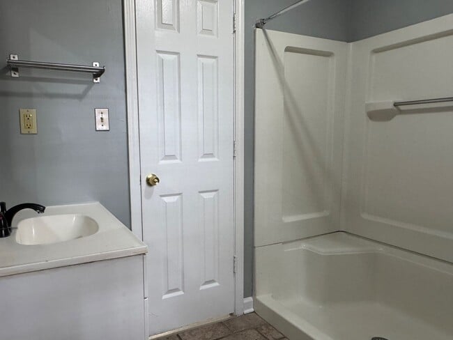 Building Photo - Convenient in Cobb!