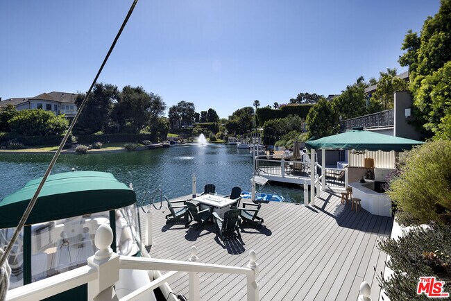 Building Photo - 10030 Toluca Lake Ave