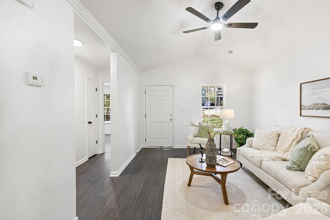 Building Photo - 913 Tennyson Dr