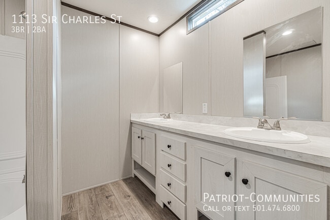 Building Photo - 1113 Sir Charles St