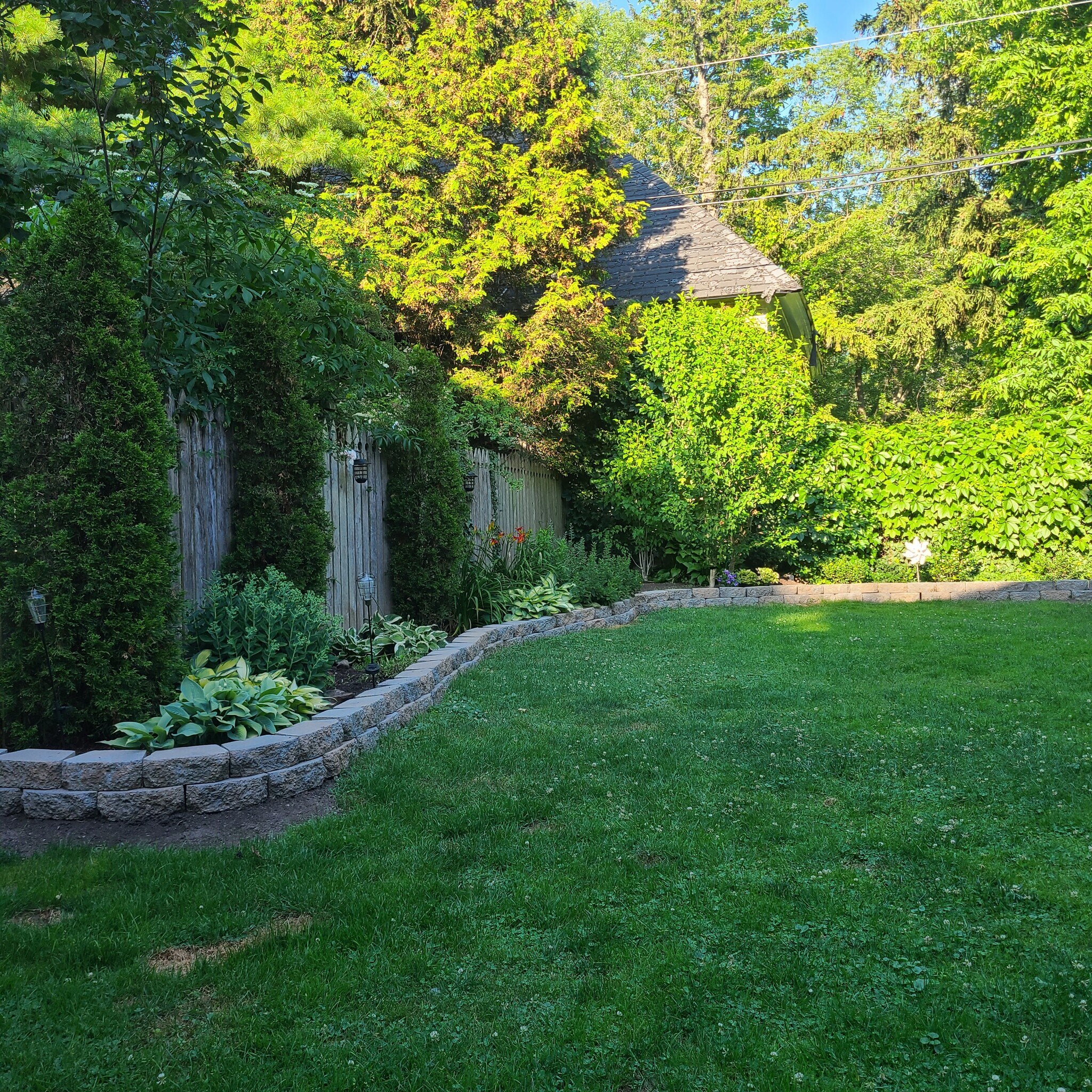 Charming yard with beautiful blooms in the warmer months - 43 Brantford Pl