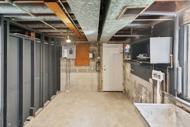 Building Photo - 15224 Oak St
