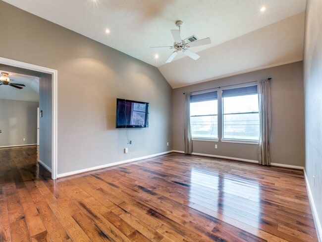 Building Photo - 1319 Park Wind Dr