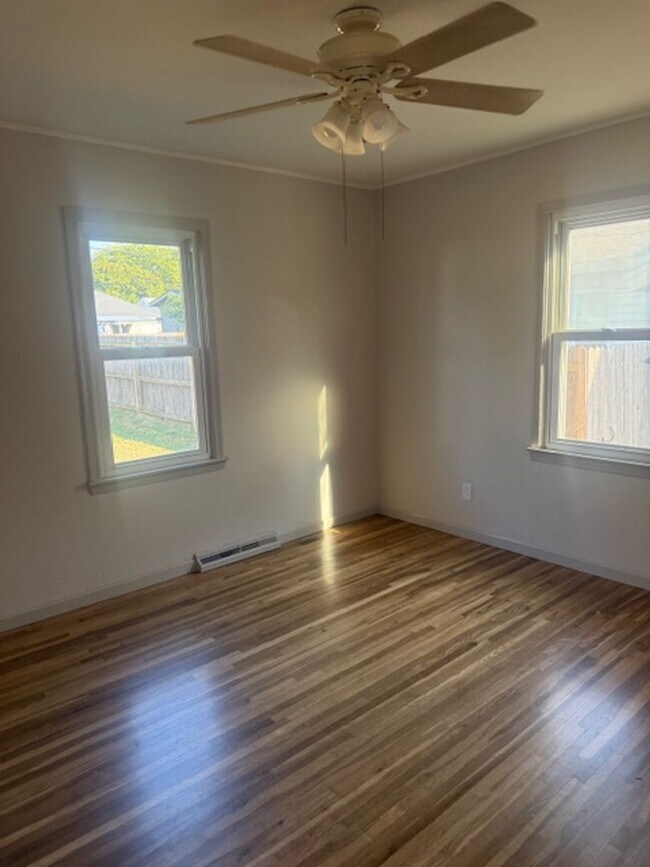 Building Photo - Welcome home to this adorable 2-bedroom bu...