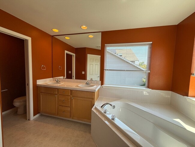 Building Photo - Spacious 4 Bed 3 Bath Home in a Prime Loca...