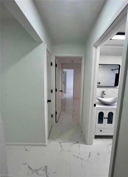 Building Photo - 2101 Hibiscus Rd