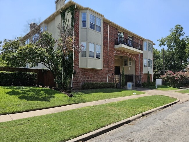 Building Photo - Available now ready for immediate move in