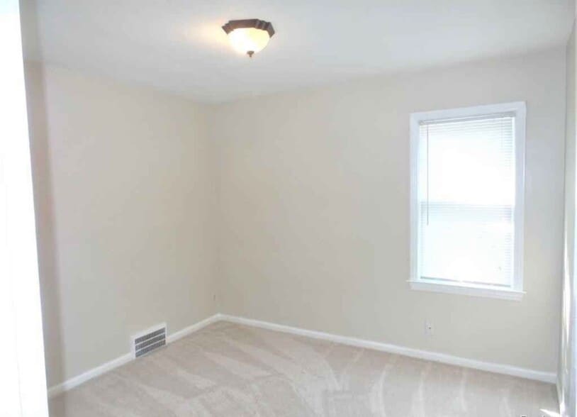 Building Photo - 19104 Kenosha St