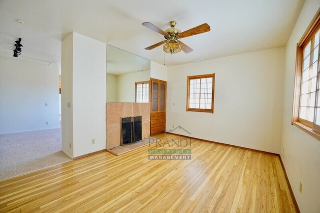 Building Photo - 404 1st St