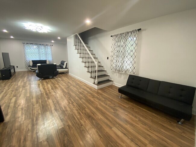 Building Photo - 26 Seneca Rd