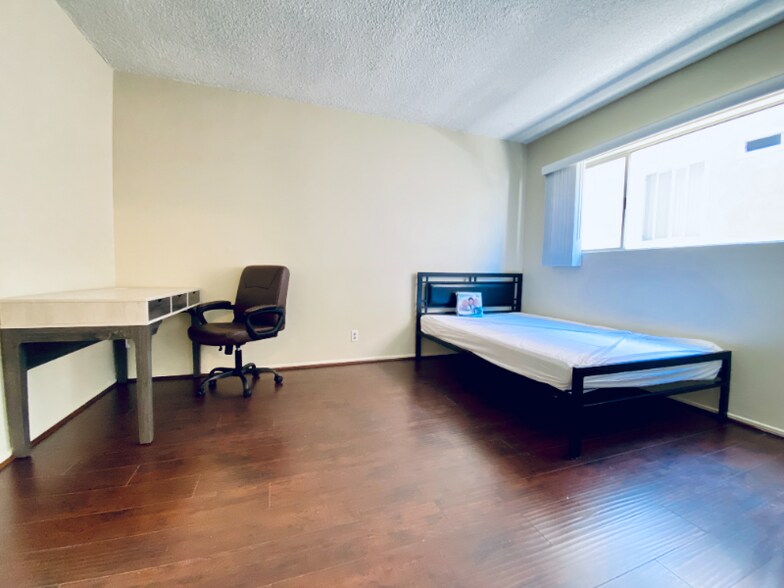 Building Photo - 1440 Centinela Ave