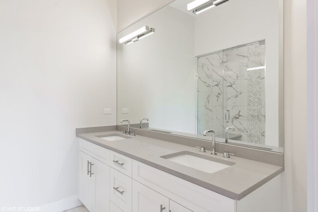 Building Photo - Pet Friendly 3 Bed 2 Bath Condo Quality in Roscoe Village