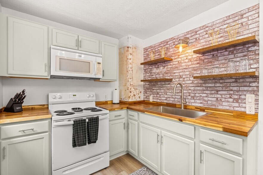 Building Photo - 206 E Geer St