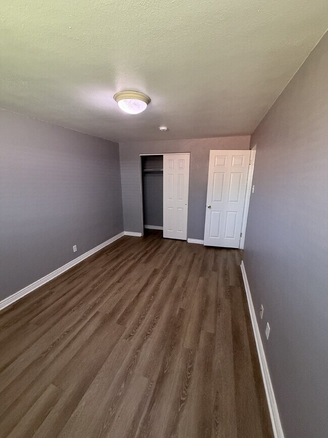Building Photo - Freshly Updated 1-Bedroom Apartment in Denver – Move-In Ready!