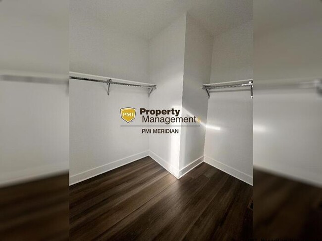 Building Photo - Downtown Indy Townhome!