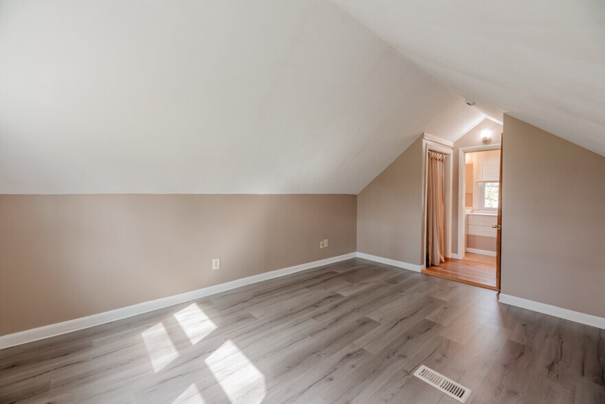 Building Photo - 133 River Meadow Dr