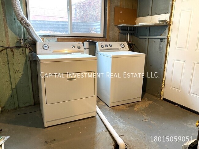 Building Photo - 421 N Oakley St