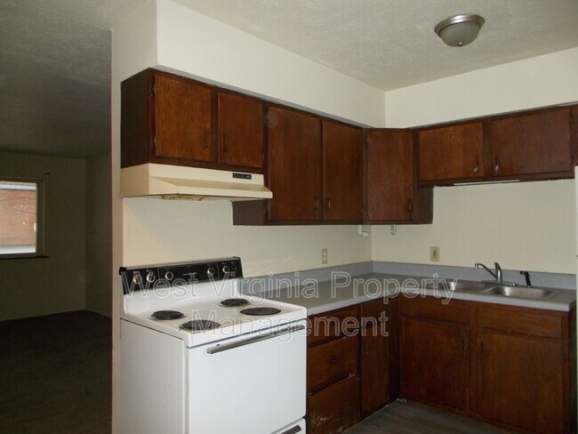 Building Photo - 130 Elm St