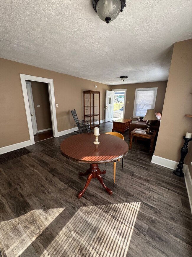 Building Photo - 2 Bedroom House Available NOW