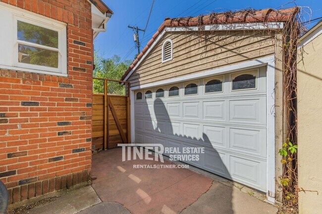 Building Photo - 842 42nd St