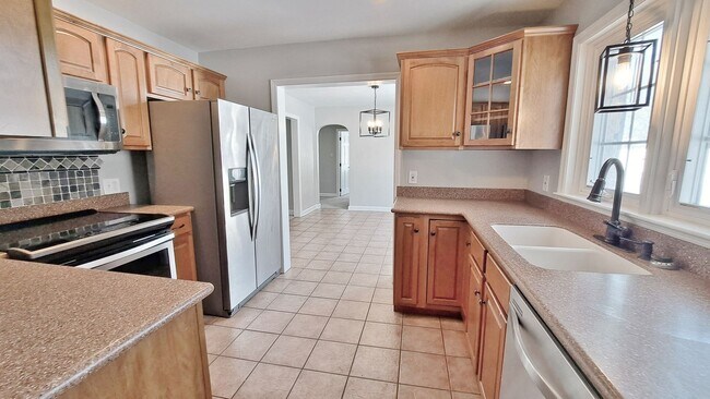 Building Photo - 3 Bed / 1-1/2 Bath Single Family Home w/2-car garage