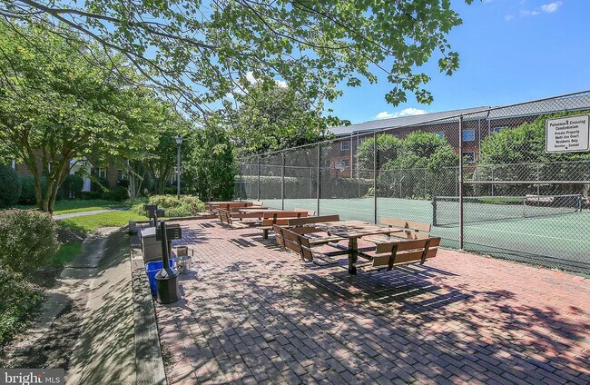 Building Photo - 1624 W Abingdon Dr