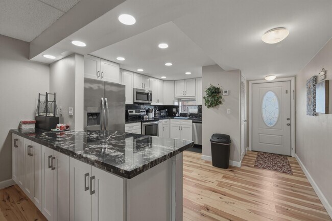 Building Photo - 9420 S Hollybrook Lake Dr