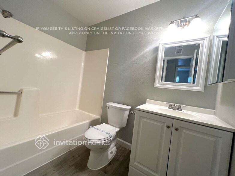 Building Photo - 2926 E Escondido Ave