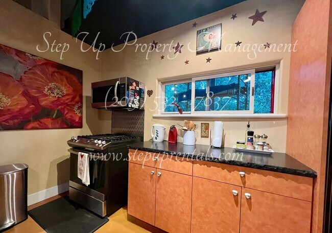 Building Photo - Fully Furnished 1 Bedroom Apartment w/ All Utilities Included!