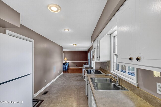 Building Photo - 259 Shoreline Dr