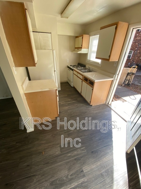 Building Photo - 707 E 18th St