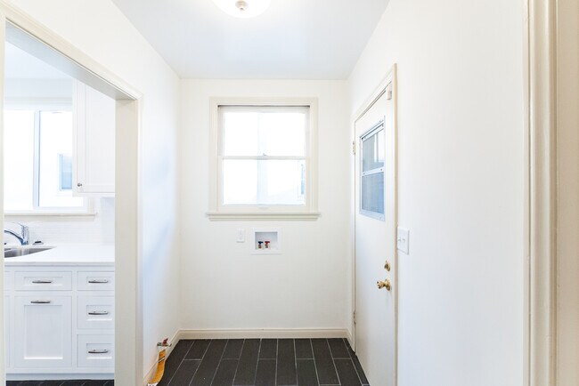 Building Photo - 1066  S Genesee-