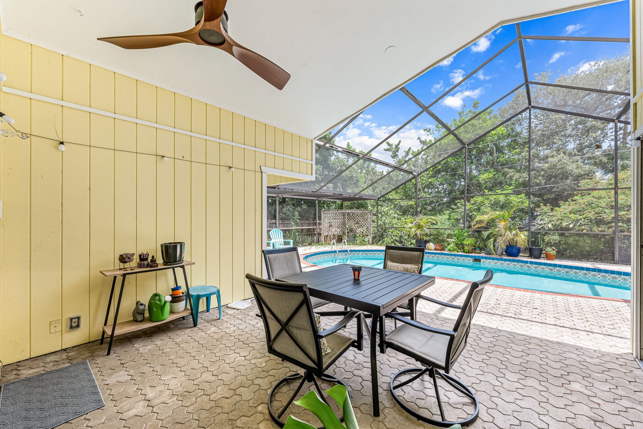 Building Photo - 10370 Main Dr