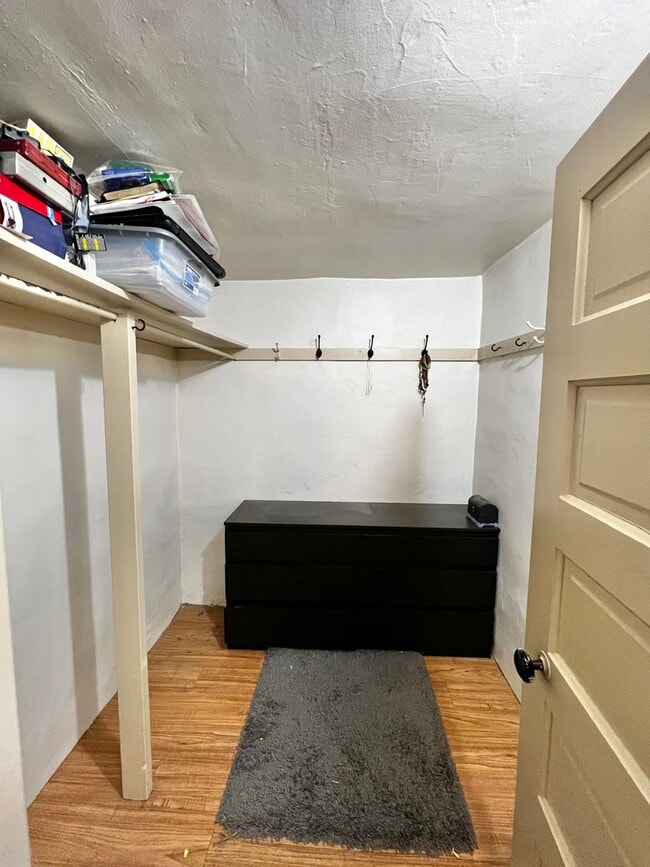 Building Photo - Cozy 1-Bedroom Basement Apartment blocks f...