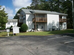 Building Photo - 2 Bedroom, 1 bath apartment - Downstairs U...