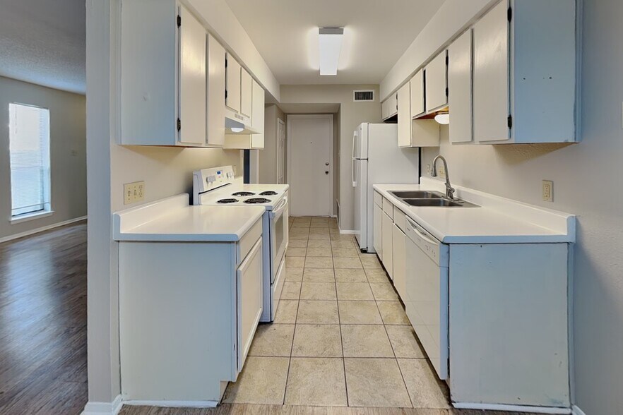 Building Photo - 2300 Berkett Dr