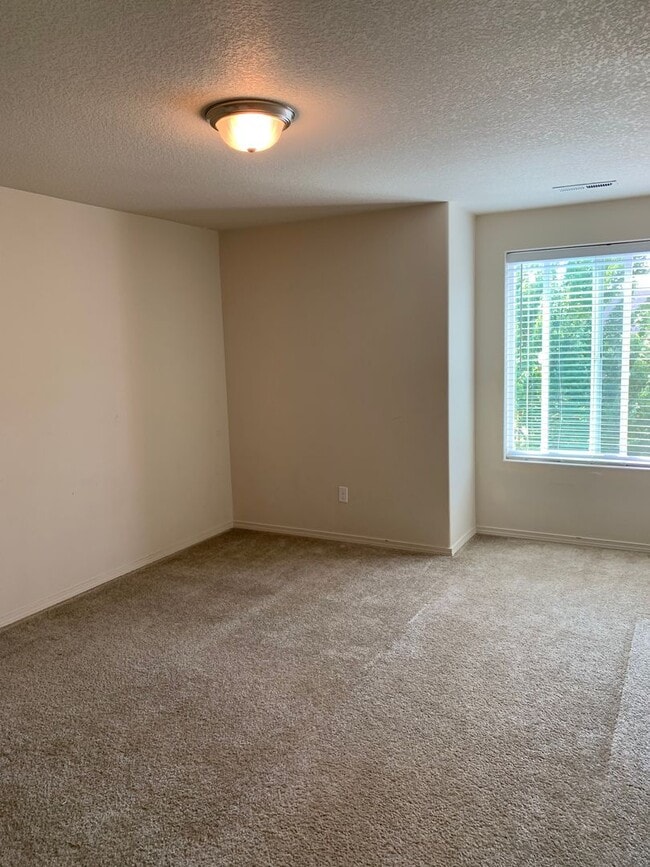 Building Photo - *** FIRST FULL MONTH'S RENT FREE***BEAUTIF...