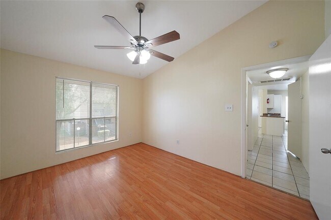 Building Photo - 3900 Woodchase Dr