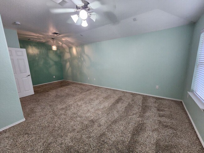 Building Photo - Spacious 3 Bedroom/2.5 Bath Home