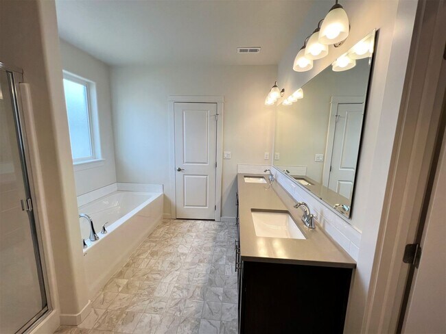 Building Photo - Beautiful, 3 bed 2 bath home close to lake...